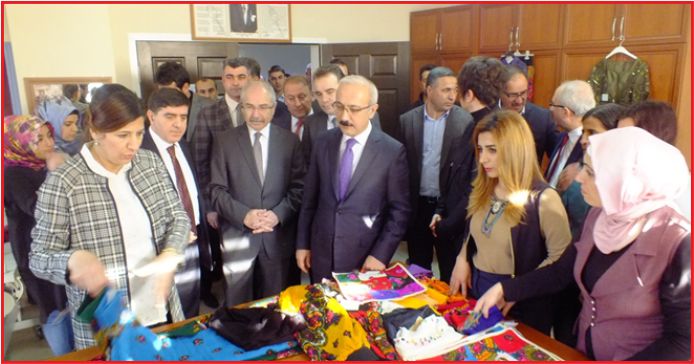 “ANADOLU KADINI ALTIN BİLEZİK TAKTI”