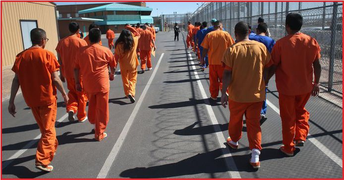 ARTIK TEK TİP KIYAFET GİYECEKLER