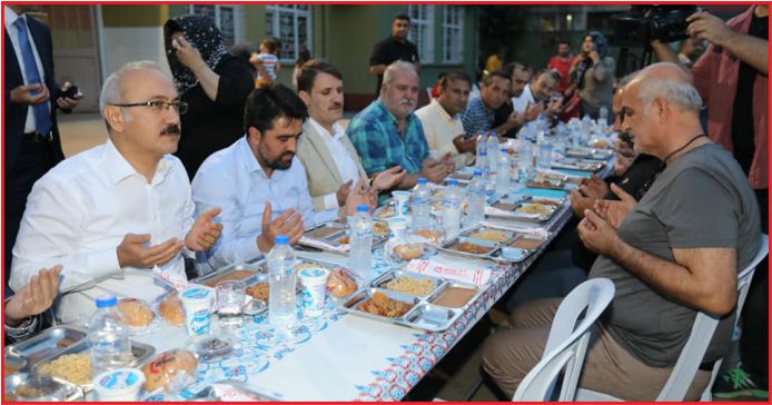 BAKAN ELVAN VATANDAŞLARLA İFTAR YAPTI