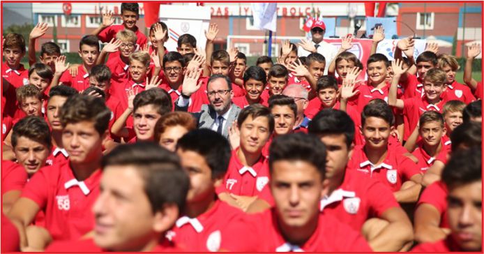 BAKANDAN GENÇLERE DESTEK