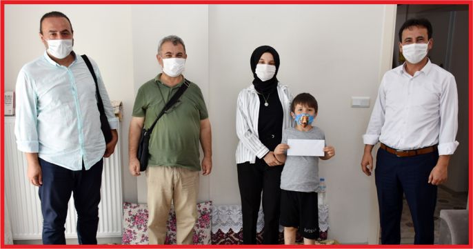 BAŞARILI ÖĞRENCİYE İL MÜDÜRÜ ÇALIŞKAN’DAN SÜRPRİZ ZİYARET