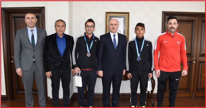 BAŞARILI SPORCULAR ÖDÜLLENDİRİLDİ