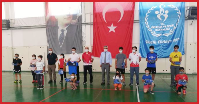 BAŞKAN BÜYÜKKARCI’DAN BAŞARILI SPORCULARA MALZEME DESTEĞİ