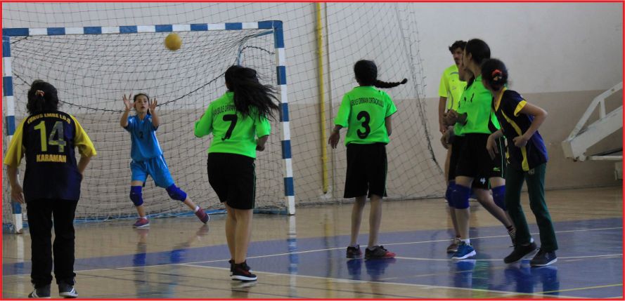 KÜÇÜKLER HENTBOL MÜSABAKALARINDA HEYECAN DORUKTA