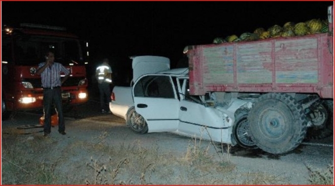 Otomobil traktörün altına girdi: 2 ölü
