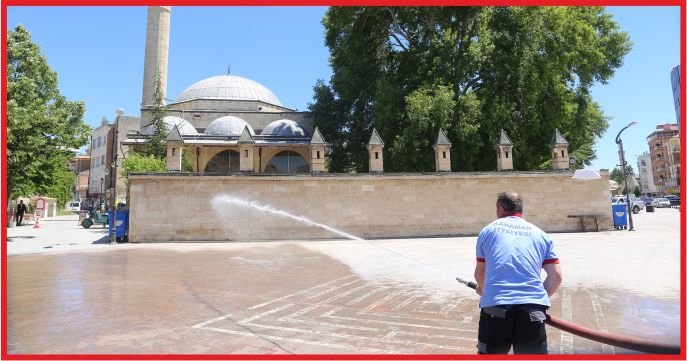 BELEDİYE CAMİLERİ VE ÇEVRESİNİ CUMA NAMAZINA HAZIRLIYOR