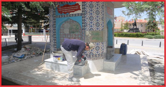 BELEDİYE MERKEZDE BULUNAN ÇEŞMELERİ ONARIYOR