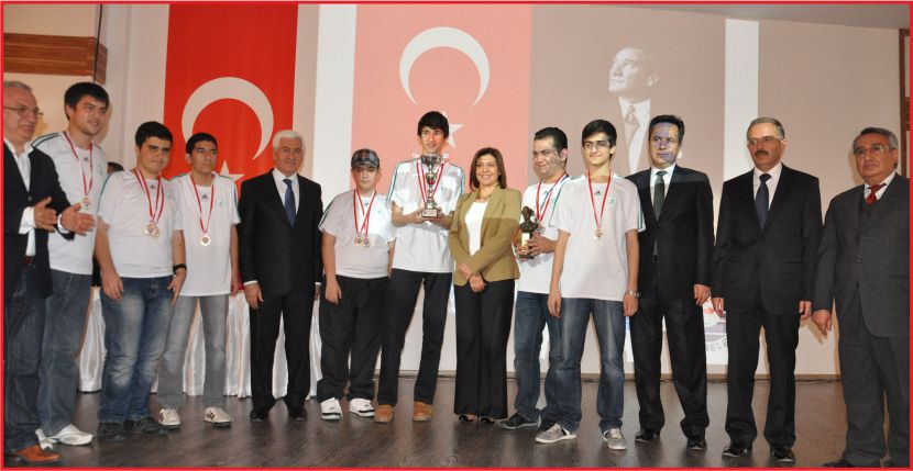 ÖDÜLLERİNİ ALDILAR