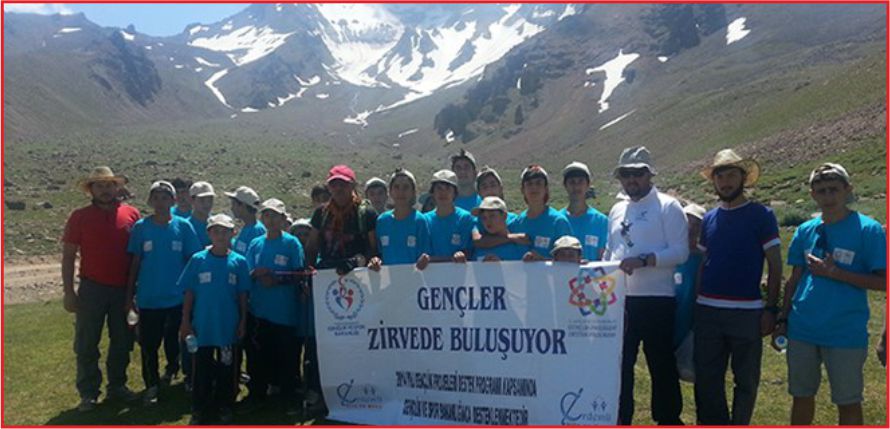 GENÇLER ZİRVEDE BULUŞUYOR