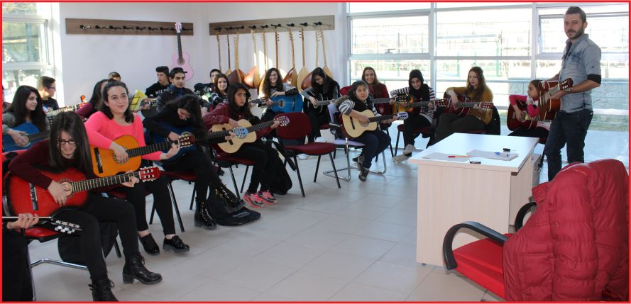 MÜZİK KULÜBÜ GİTAR EĞİTİMLERİ DEVAM EDİYOR
