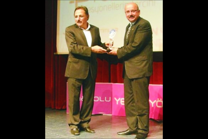 BAŞKAN SAMUR\&#039;A YILIN İLÇE BELEDİYE BAŞKANI ÖDÜLÜ