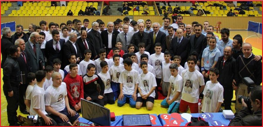 GENÇ GÜREŞÇİLER MADALYALARLA DÖNDÜ