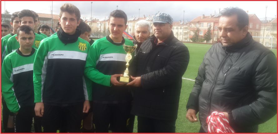 ŞAMPİYON KUPASINI ALDI