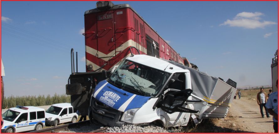 YÜK TRENİ KAMYONETE ÇARPTI: 1 YARALI