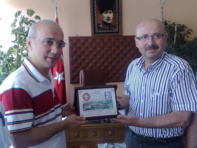 BAŞKAN SAMUR\&#039;DAN  ELVAN\&#039;A PLAKET