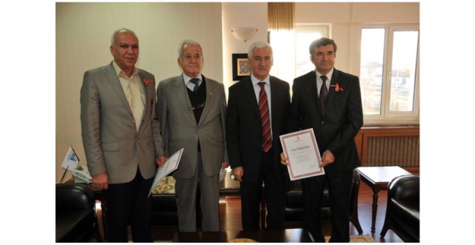 VALİ KOCA’DAN HAYIRSEVERLERE MADALYA