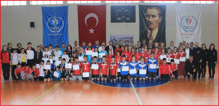 BADMİNTON GRUP MÜSABAKALARI SONA ERDİ