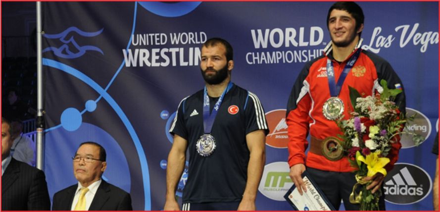 MİNDERDE GÜMÜŞ MADALYA