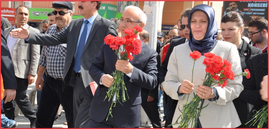 GÜL DÖKTÜ YOLLARINA !