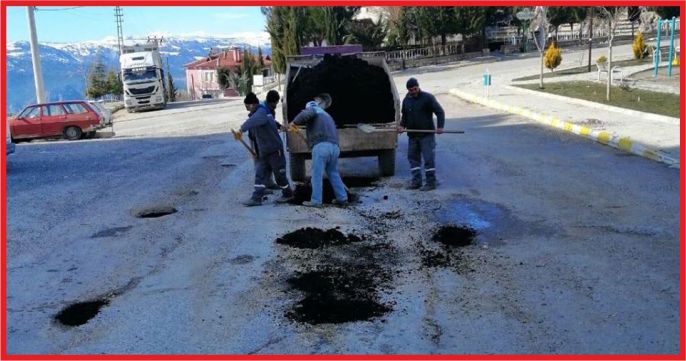 ERMENEK’DE YOLLAR ONARILIYOR