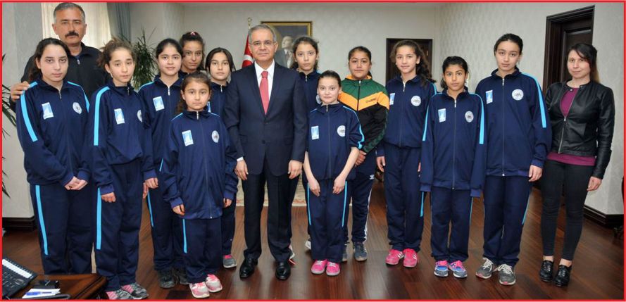 MİNİK SPORCULAR VALİ SÜLEYMAN TAPSIZ’I ZİYARET ETTİ