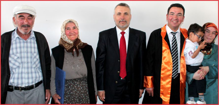 KARAMANLI AİLENİN MEZUNİYET SEVİNCİ