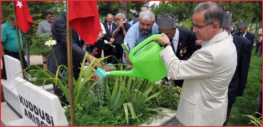 VALİ TAPSIZ ŞEHİTLİĞİ ZİYARET ETTİ