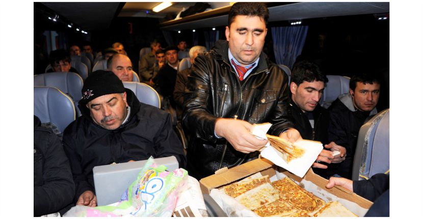 BELEDİYE OTOGARDA MAHSUR KALAN YOLCULARI UNUTMADI