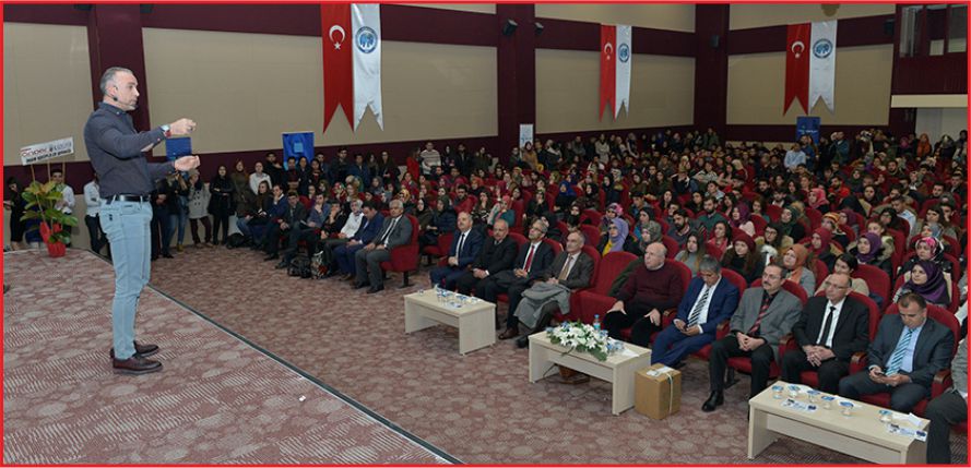 ÜNLÜ İŞADAMI İLE YAŞAM KOÇU KMÜ’DE ÖĞRENCİLERLE BULUŞTU