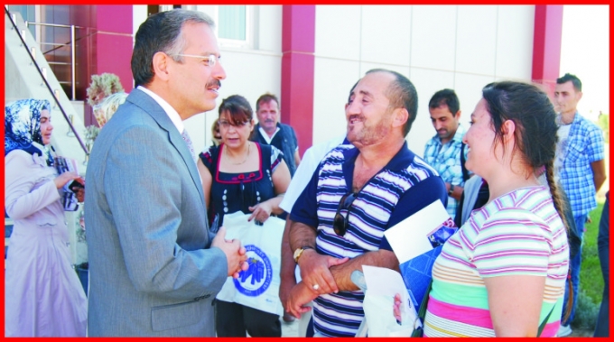 REKTÖR GÖKMEN YENİ ÖĞRENCİLERİNİ GÜLERYÜZLE KARŞILADI