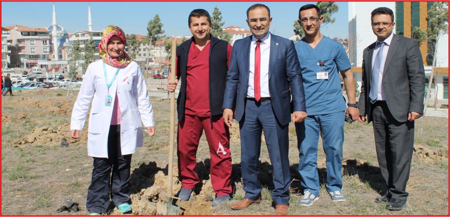 HASTA, SAĞLIK ÇALIŞANI EL ELE AĞAÇ DİKMEDE