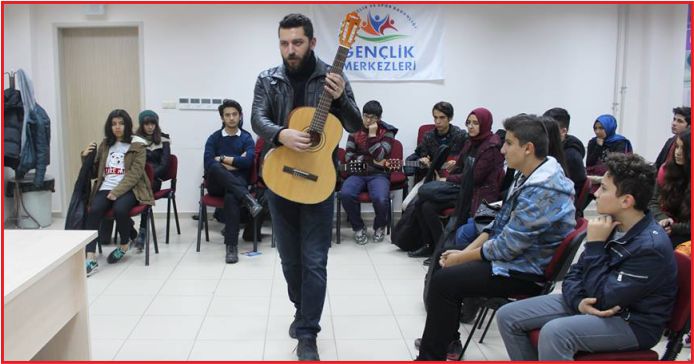 GENÇLİK MERKEZİ’NDE GİTAR EĞİTİMLERİ DEVAM EDİYOR