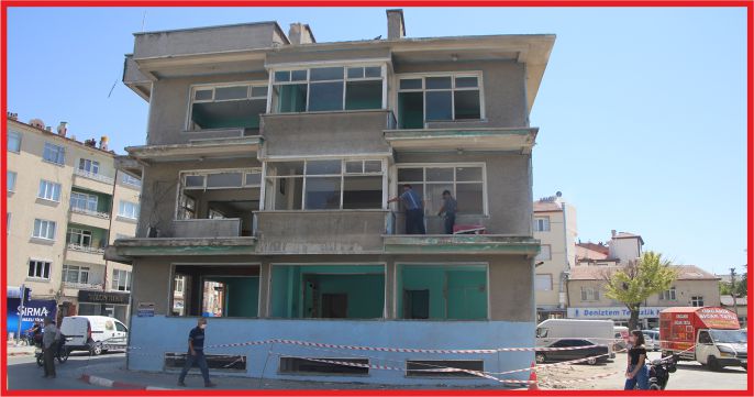 GÖRÜNTÜ KİRLİLİĞİ OLUŞTURAN BİNA YIKILIYOR