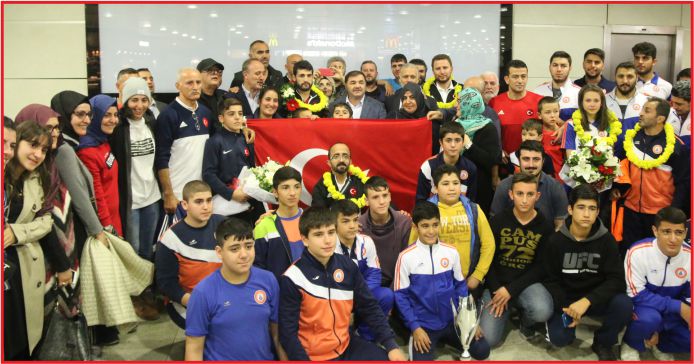 GÜREŞÇİLER DÜNYA ŞAMPİYONASINDA TARİH YAZDI