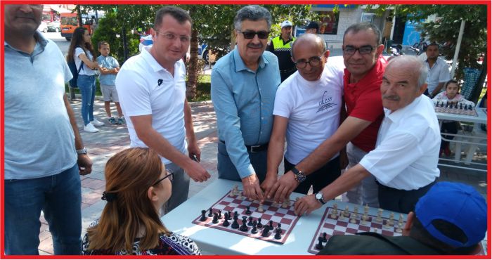 KARAMAN ATATÜRK PARKINDA SATRANÇ VAR