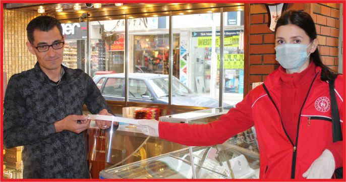 KARAMAN GENÇLİK VE SPOR İL MÜDÜRLÜĞÜ ESNAF VE VATANDAŞA SİPERLİK MASKE DAĞITTI