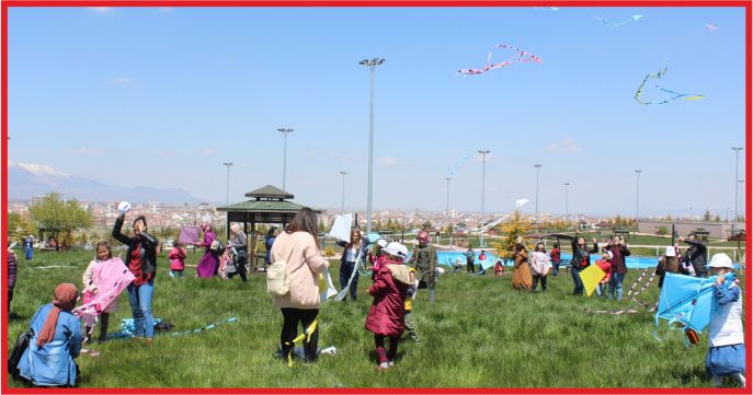 KARAMAN’DA GÖKYÜZÜNÜ UÇURTMALARLA SÜSLEDİLER
