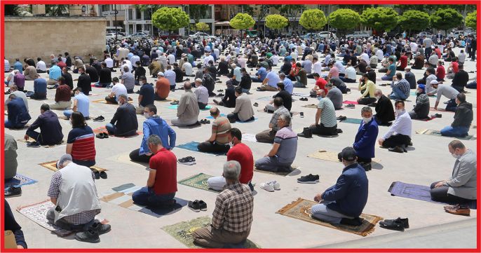 KARAMAN’DA SOSYAL MESAFELİ CUMA NAMAZI KILINDI