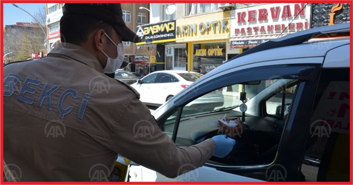 KARAMAN'DA VATANDAŞLARA MASKE DAĞITILDI