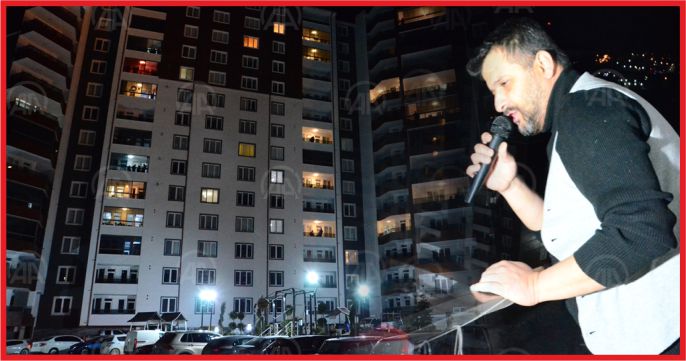 KARAMANLI SES SANATÇISINDAN  BALKON KONSERİ