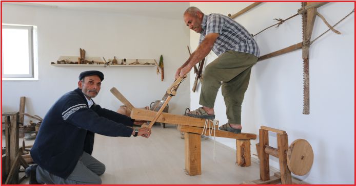 KÜLTÜREL BİRİKİMLERİNİ "TAHTACI MÜZESİ'NDE" YAŞATIYORLAR