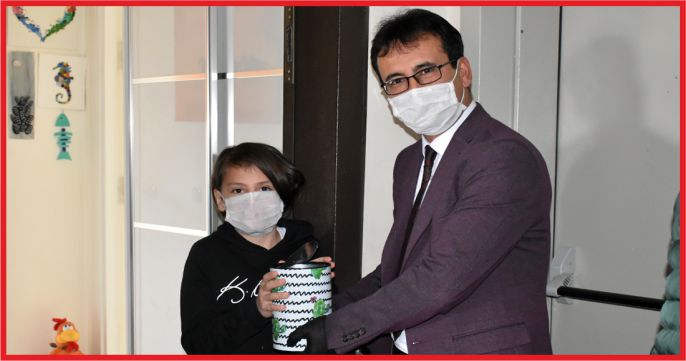 KUMBARASINI ‘BİZ BİZE YETERİZ’ KAMPANYASINA BAĞIŞLADI