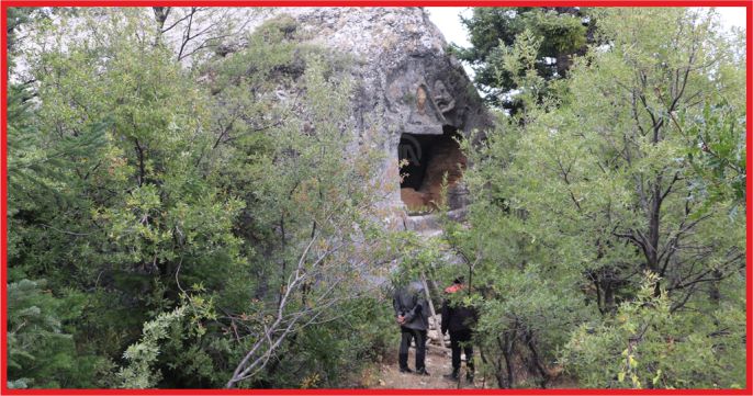 MEDUSA FİGÜRLÜ KAYA MEZARLARI ZİYARETÇİLERİNİ BEKLİYOR