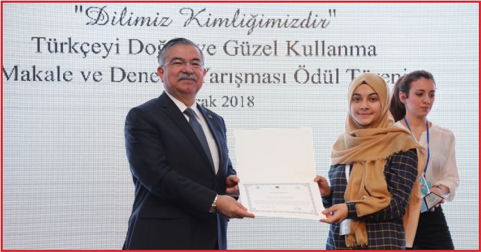 ÖDÜLÜNÜ, MİLLİ EĞİTİM BAKANI İSMET YILMAZ’IN ELİNDEN ALDI