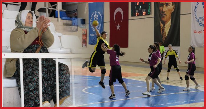 ÖNYARGILARI YIKIP, TRİBÜNLERİN &#039;EMİNE TEYZE’Sİ OLDU