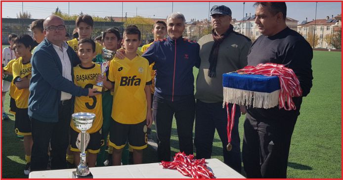 ŞAMPİYON BAŞAKSPOR KUPASINI ALDI