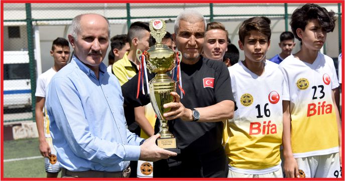 ŞAMPİYONLUK KUPASINI VALİ MERAL’DEN ALDILAR