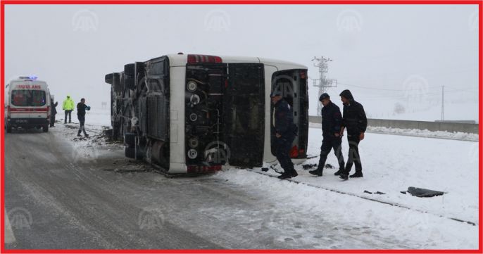 SERTAVUL’DA  YOLCU OTOBÜSÜ DEVRİLDİ: 22 YARALI
