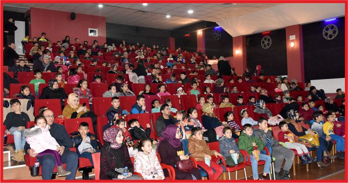 SİNEMAYA GİTMENİN MUTLULUĞUNU YAŞADILAR
