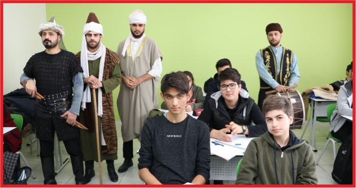 SINIFLARDA "ÇAT KAPI" TARİHİ ŞAHSİYETLERİ CANLANDIRIYORLAR